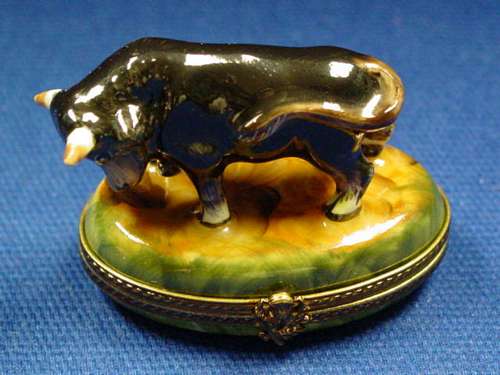 BLACK BULL ON GREEN BASE